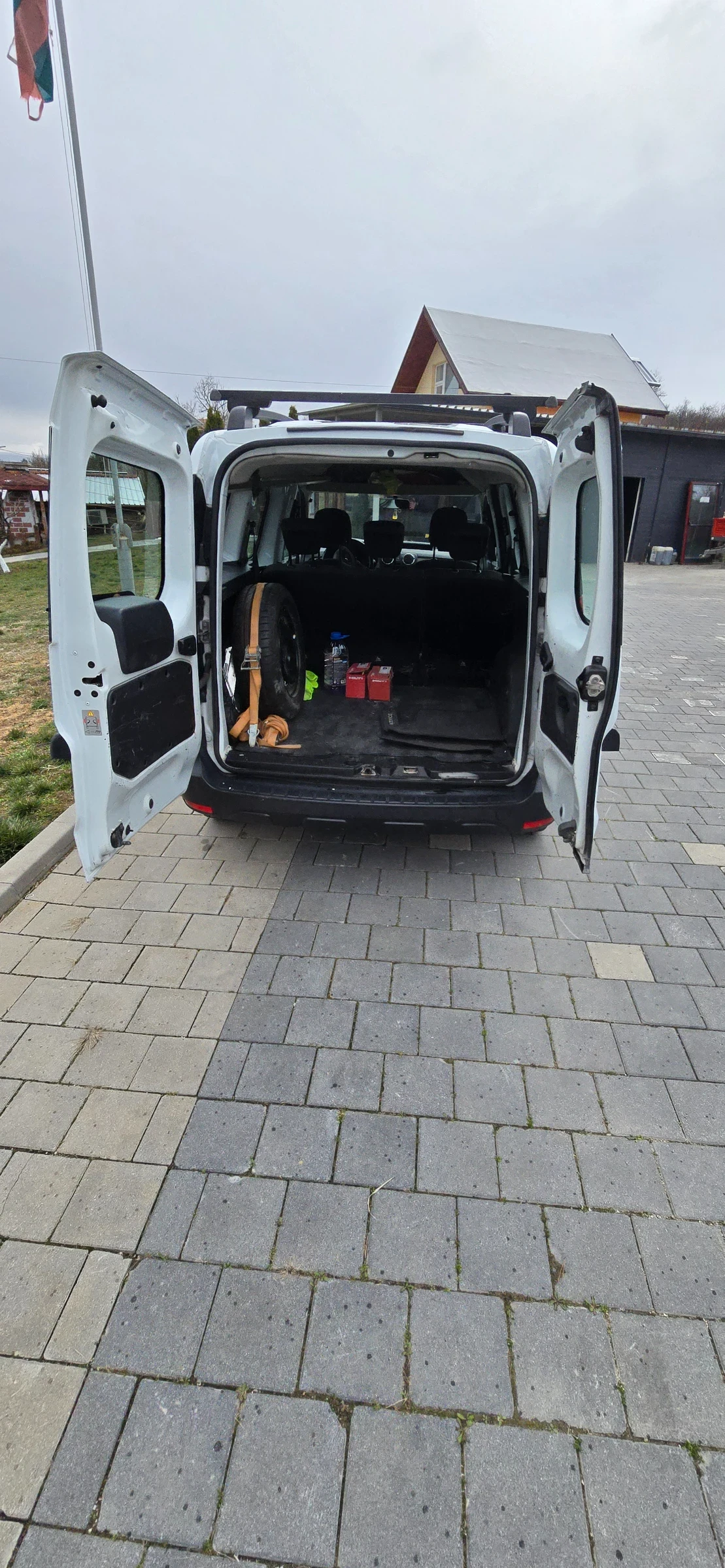 Dacia Duster 1.6 Бензин Газ, снимка 8 - Автомобили и джипове - 54043940