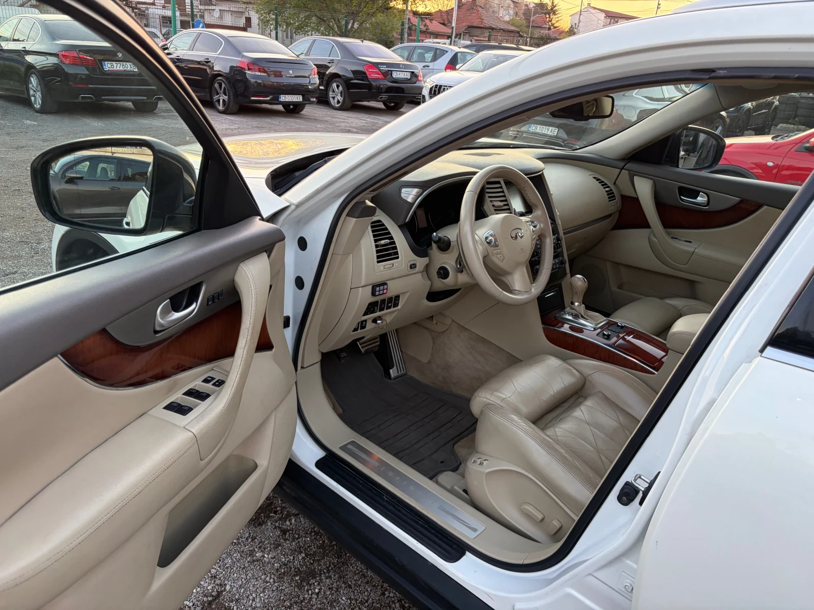 Infiniti QX70, снимка 8 - Автомобили и джипове - 54316332