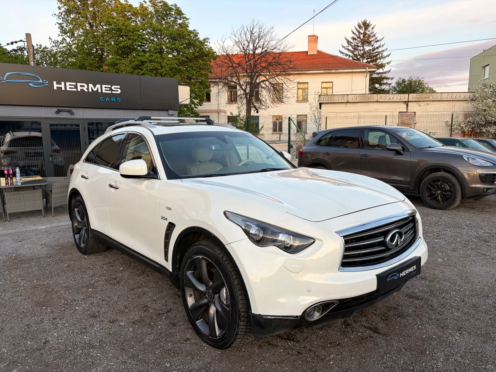 Infiniti QX70, снимка 3 - Автомобили и джипове - 54316332