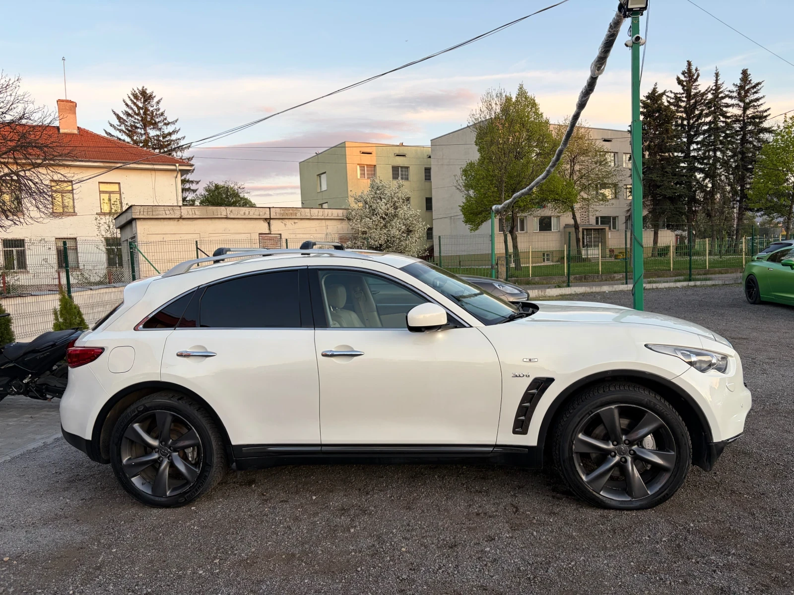 Infiniti QX70, снимка 4 - Автомобили и джипове - 54316332