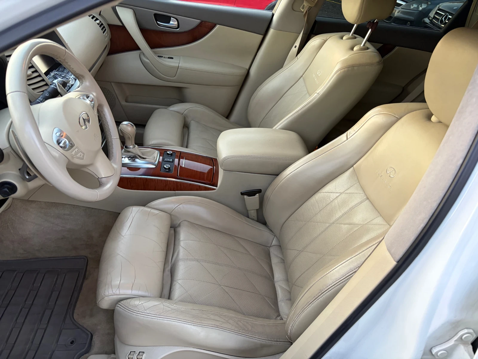 Infiniti QX70, снимка 9 - Автомобили и джипове - 54316332