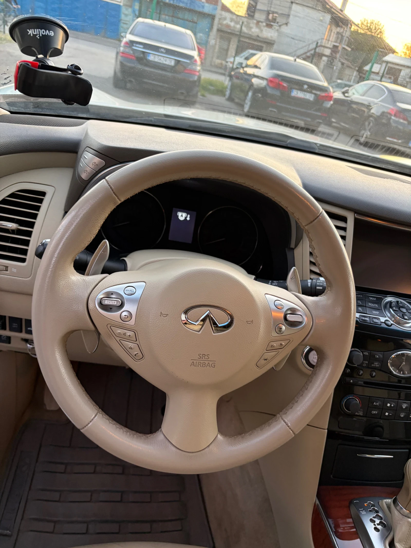 Infiniti QX70, снимка 10 - Автомобили и джипове - 54316332