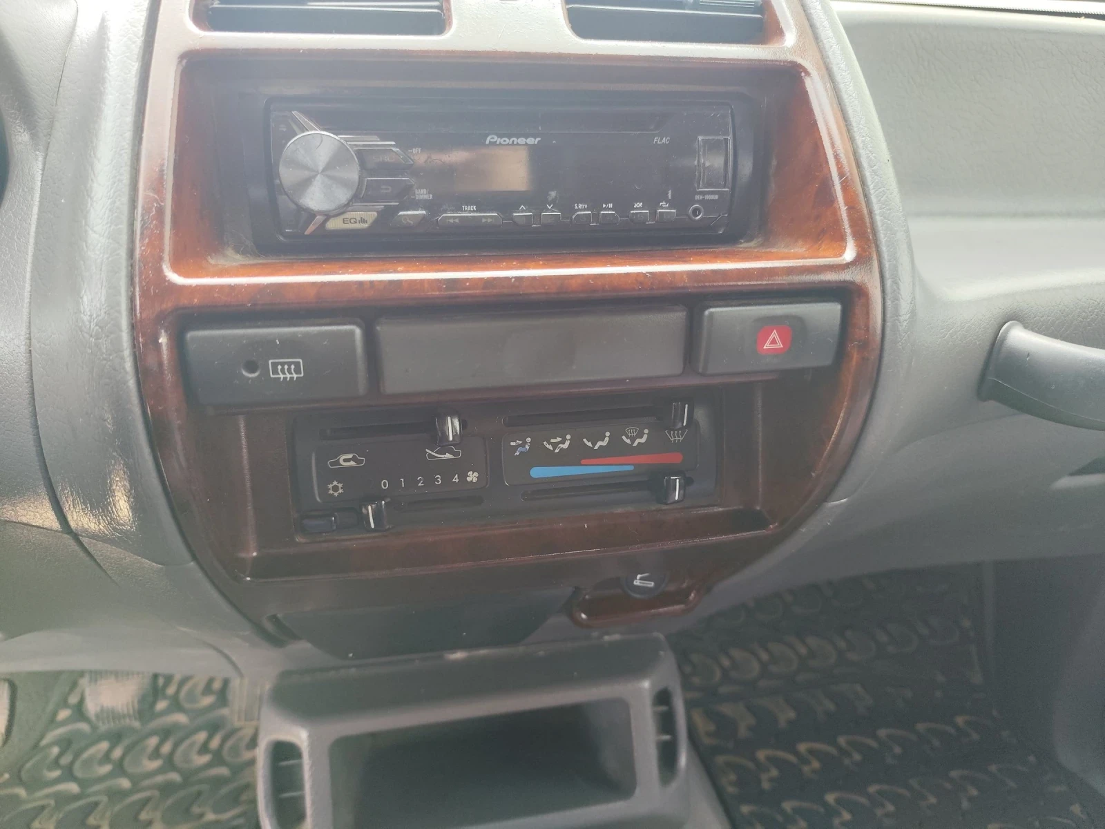 Nissan Terrano 2, снимка 9 - Автомобили и джипове - 54585708
