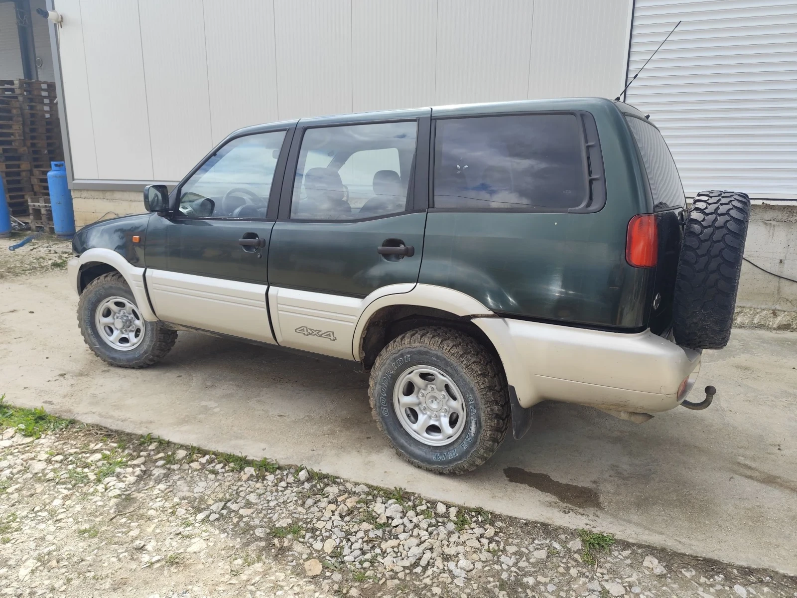 Nissan Terrano 2, снимка 2 - Автомобили и джипове - 54585708