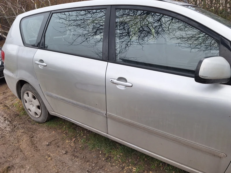 Toyota Avensis verso 2.0D4D, снимка 4 - Автомобили и джипове - 53214065