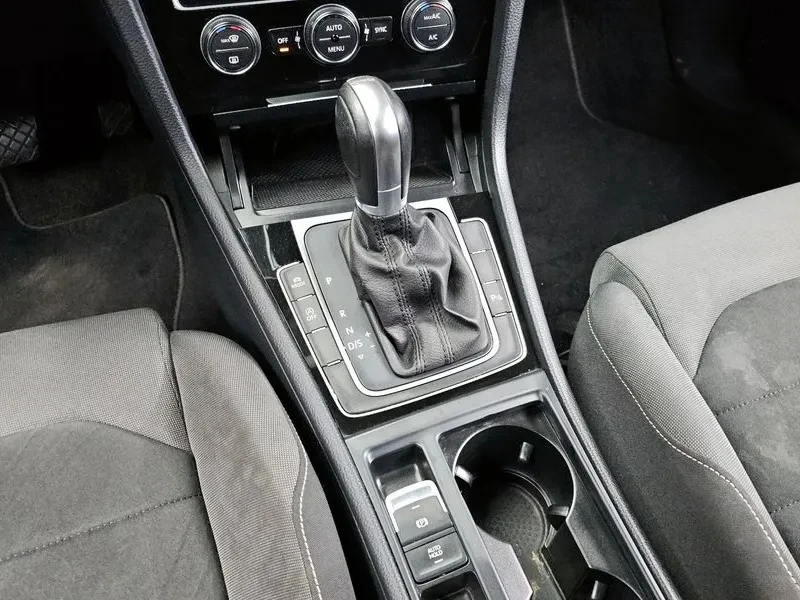 VW Golf 2.0 TDI, снимка 9 - Автомобили и джипове - 54300695
