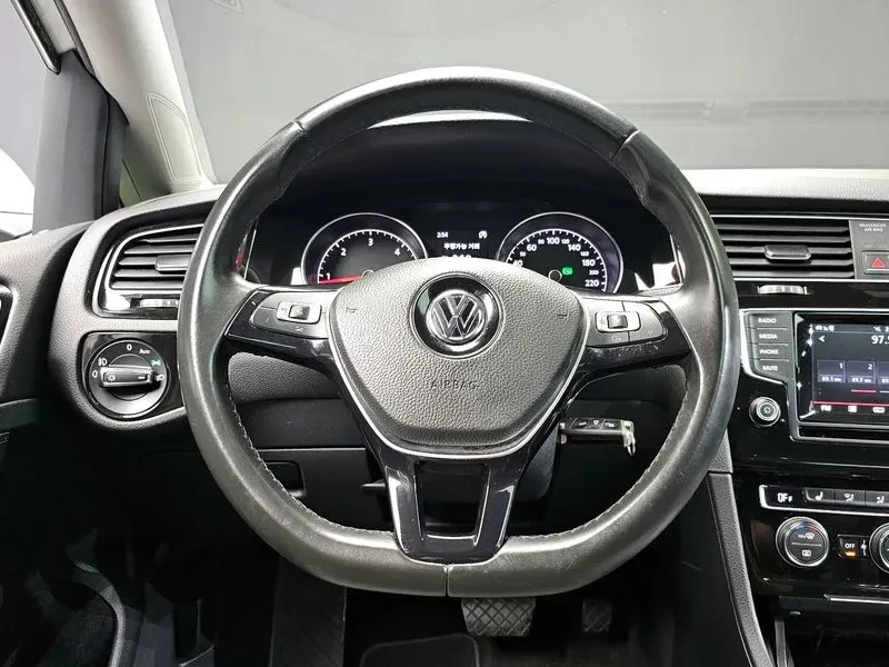VW Golf 2.0 TDI, снимка 13 - Автомобили и джипове - 54300695