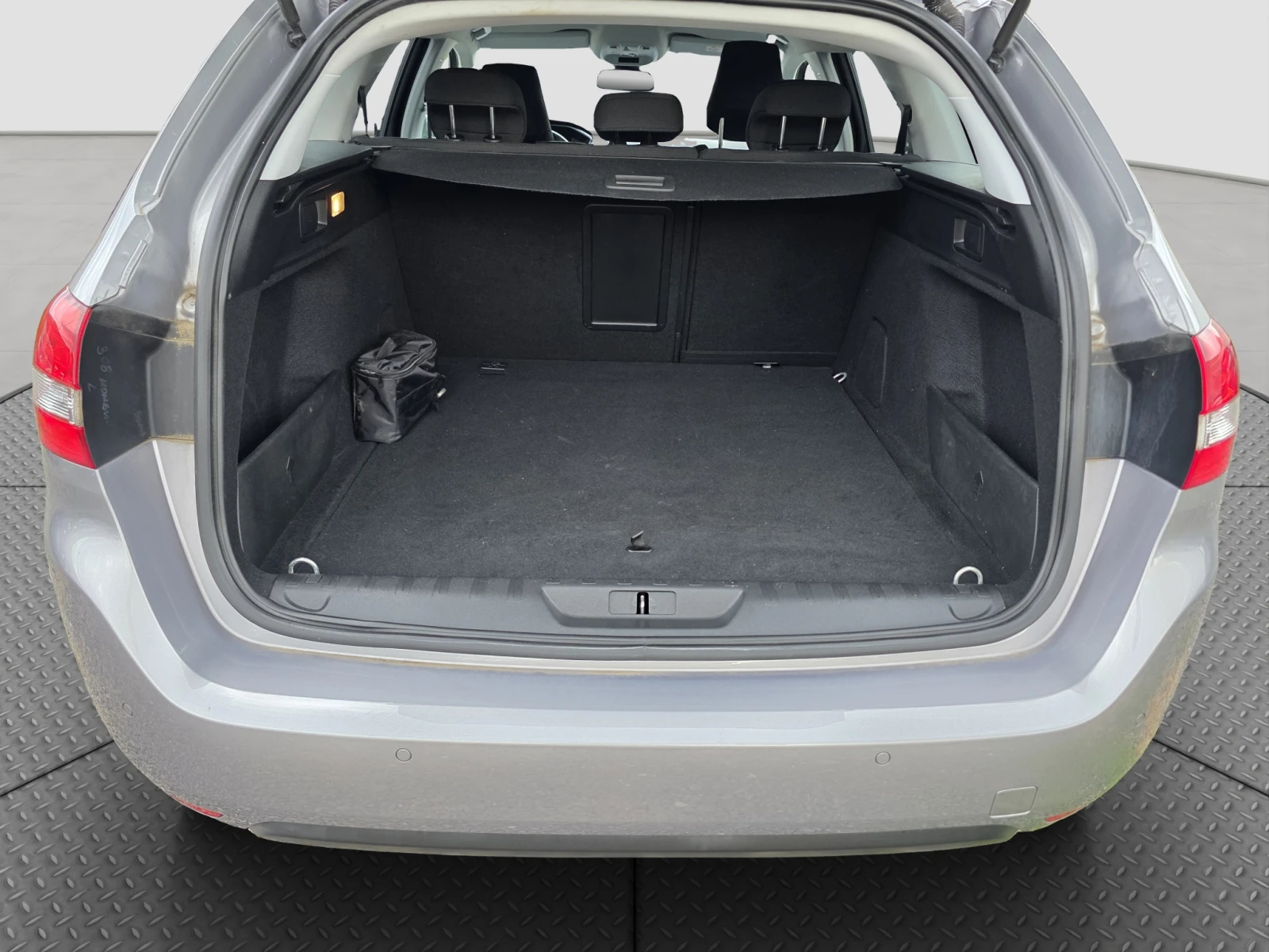 Peugeot 308 1.5 E-HDI 130  EAT8, снимка 12 - Автомобили и джипове - 55296798