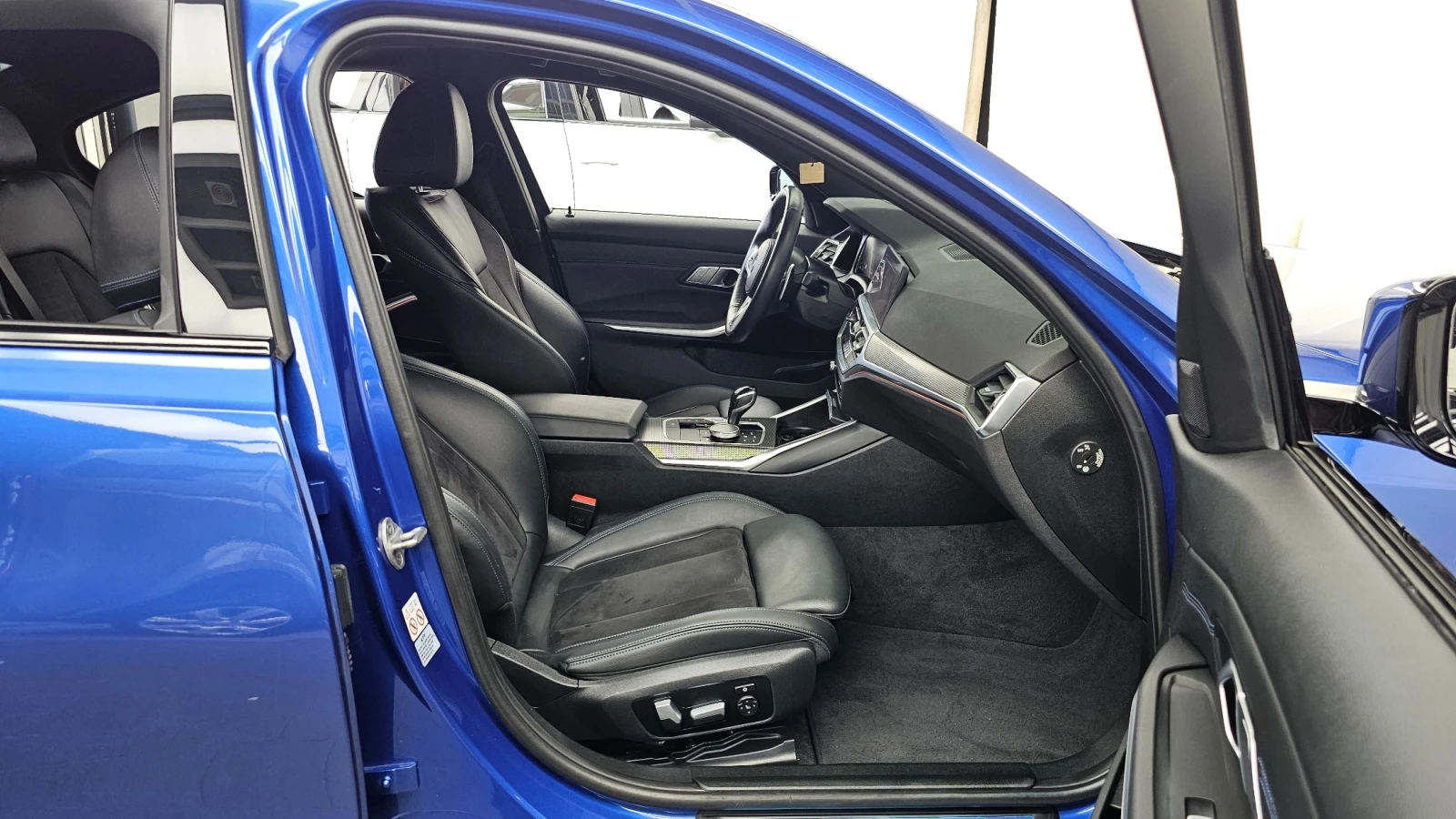 BMW 320 i M Sport, снимка 10 - Автомобили и джипове - 55597628