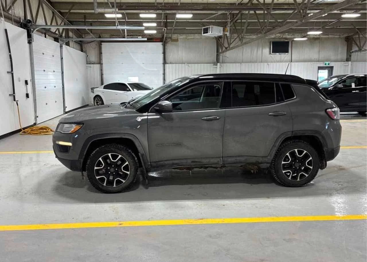 Jeep Compass * Trailhawk * CARFAX * KEYLESS * ПАНО, снимка 2 - Автомобили и джипове - 54145382