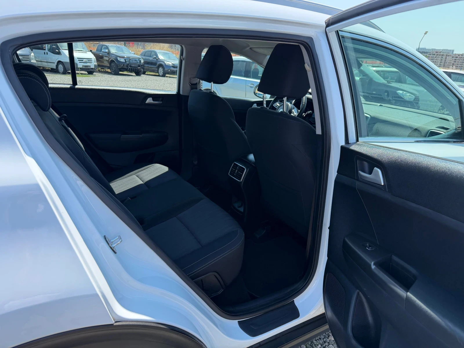 Kia Sportage 1.6 CRDI HYBRID FACE KAMERA CARPLAY, снимка 11 - Автомобили и джипове - 55557861