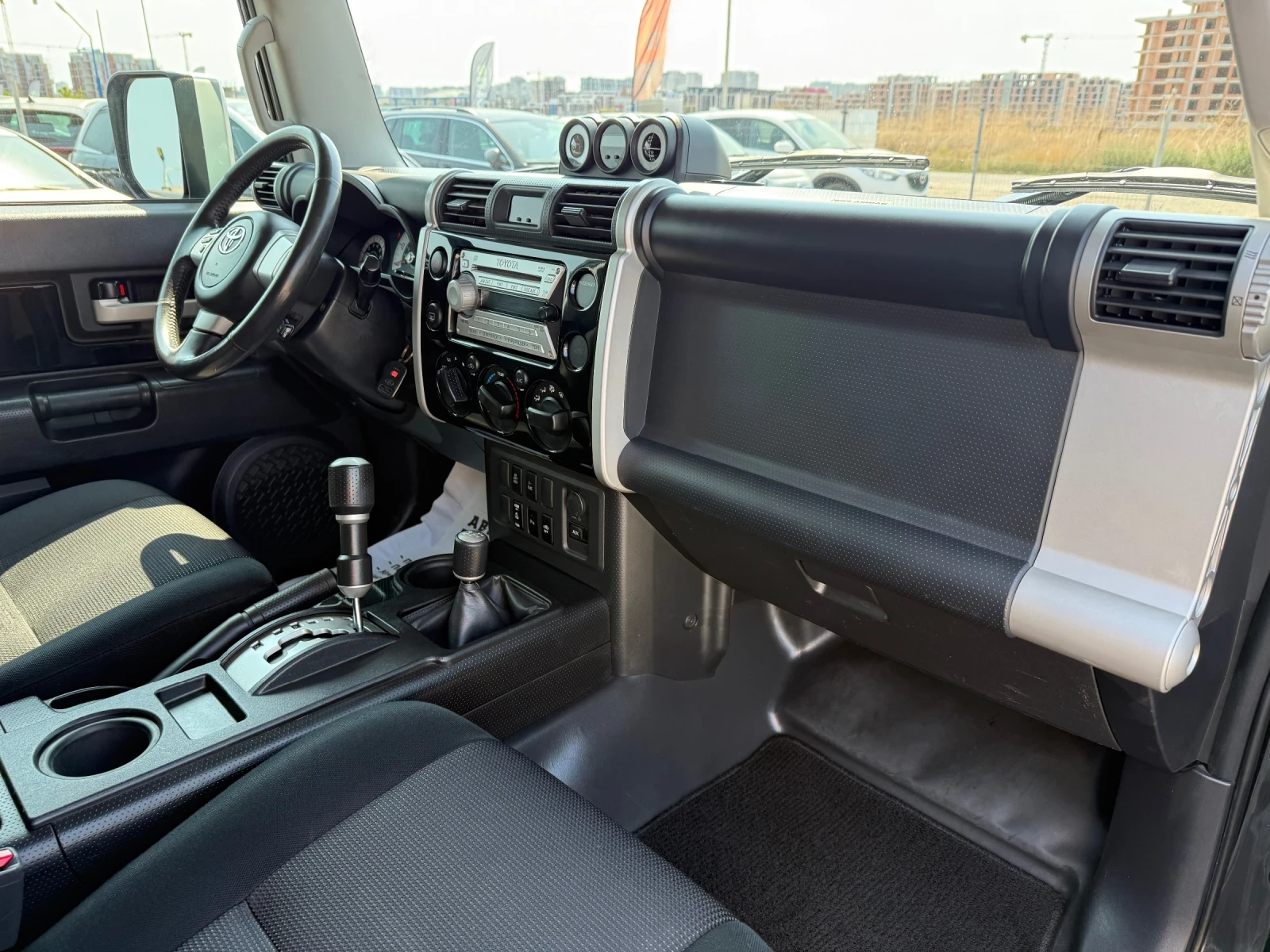 Toyota Fj cruiser 4.0i CH AUTOMAT 4x4, снимка 14 - Автомобили и джипове - 56129488