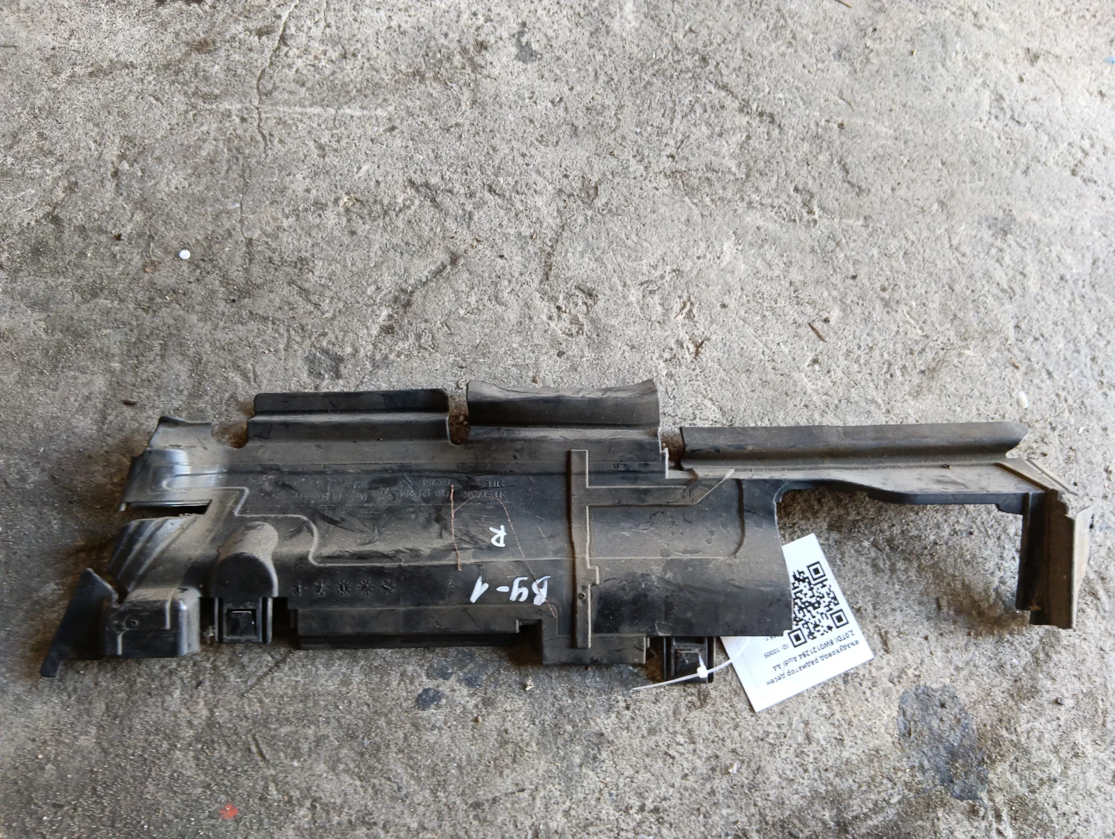 въздуховод радиатор десен 2,0TDI 8W0121284 Audi A4