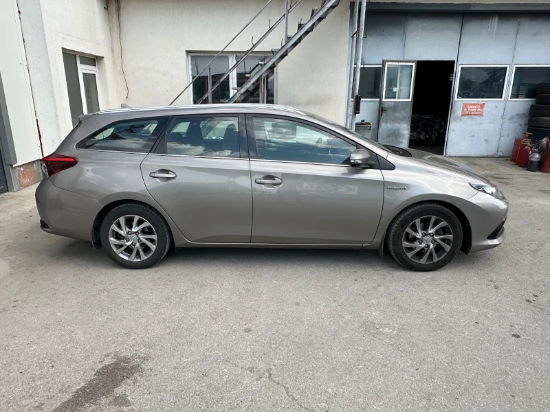 Toyota Auris 1.8-Хибрид, снимка 6 - Автомобили и джипове - 45857942