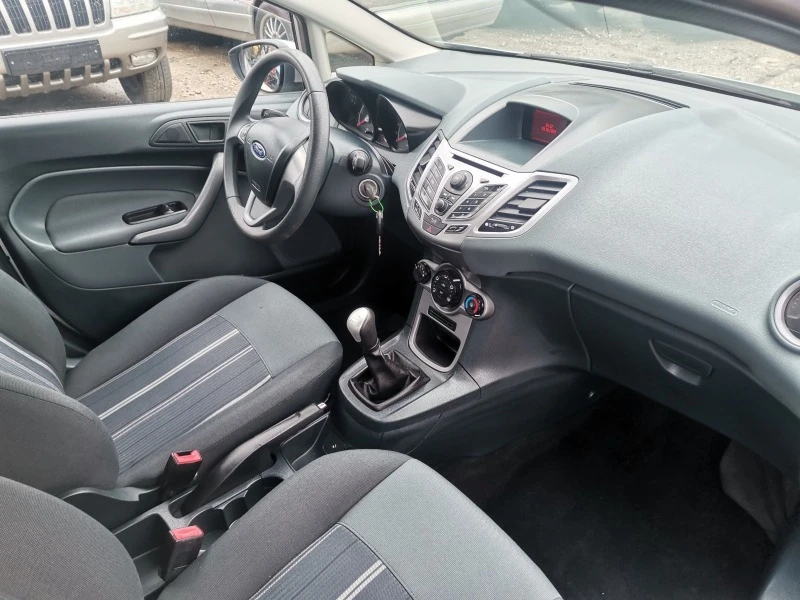 Ford Fiesta 1.2i 5врати , снимка 8 - Автомобили и джипове - 47189773