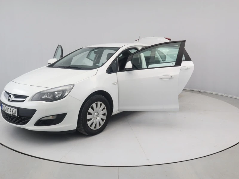 Opel Astra 1.6 CDTi, снимка 9 - Автомобили и джипове - 46562344