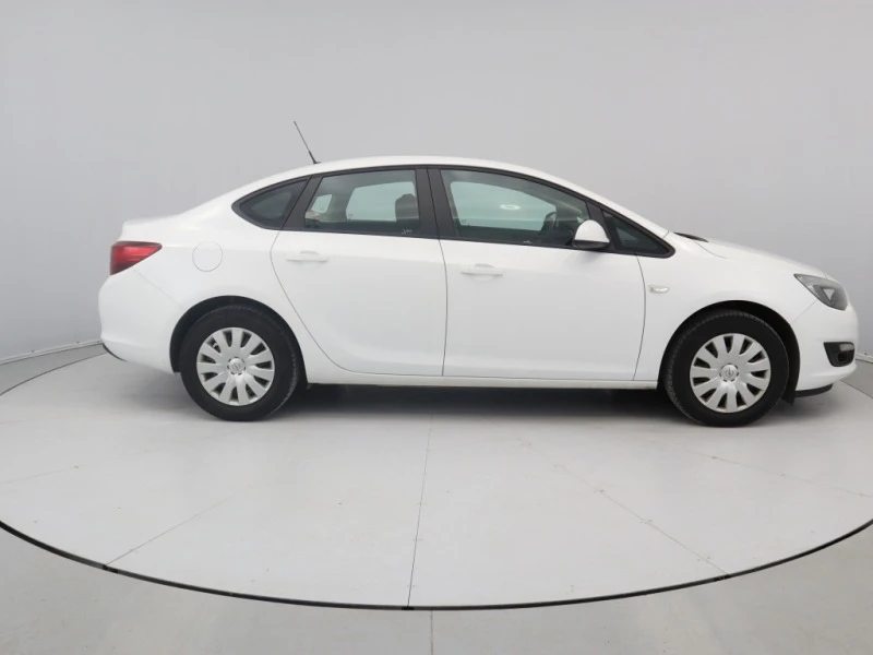 Opel Astra 1.6 CDTi, снимка 5 - Автомобили и джипове - 46562344