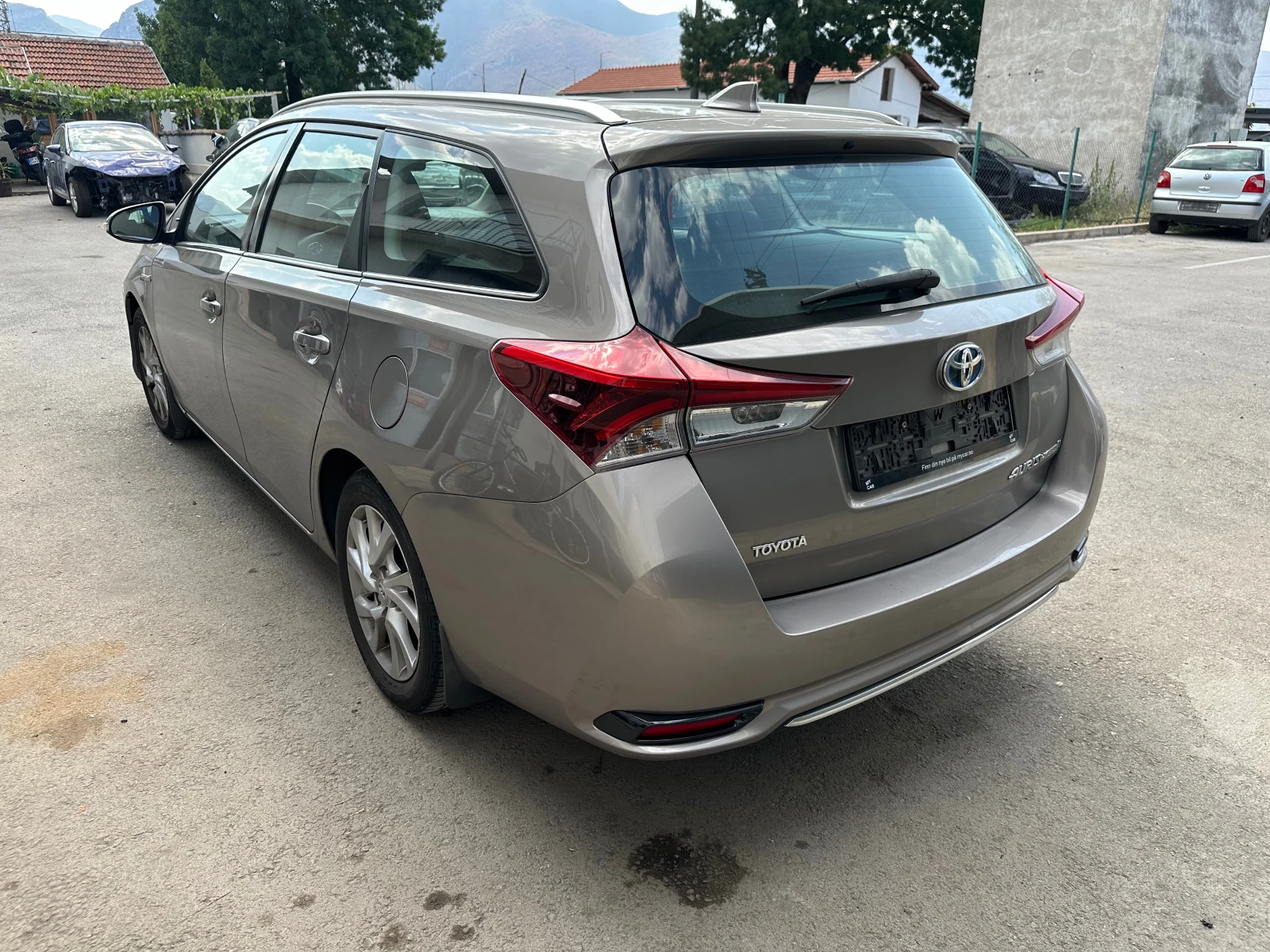 Toyota Auris 1.8-Хибрид - изображение 4