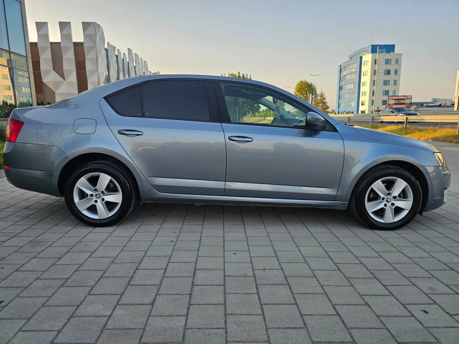 Skoda Octavia 1.6TDI/DSG/NAVI/РЕАЛНИ КИЛОМЕТРИ/ЛИЗИНГ/КАТО НОВА - изображение 7