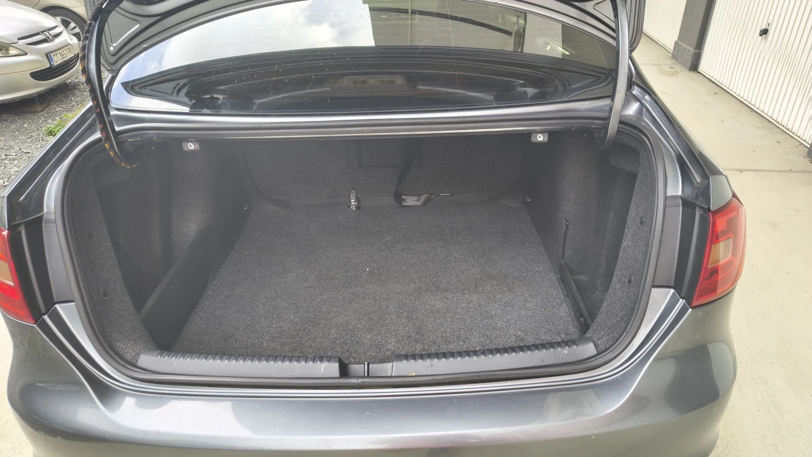 VW Jetta 1.6 tdi 105, снимка 6 - Автомобили и джипове - 54930784