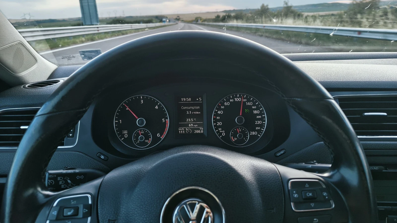 VW Jetta 1.6 tdi 105, снимка 13 - Автомобили и джипове - 54930784