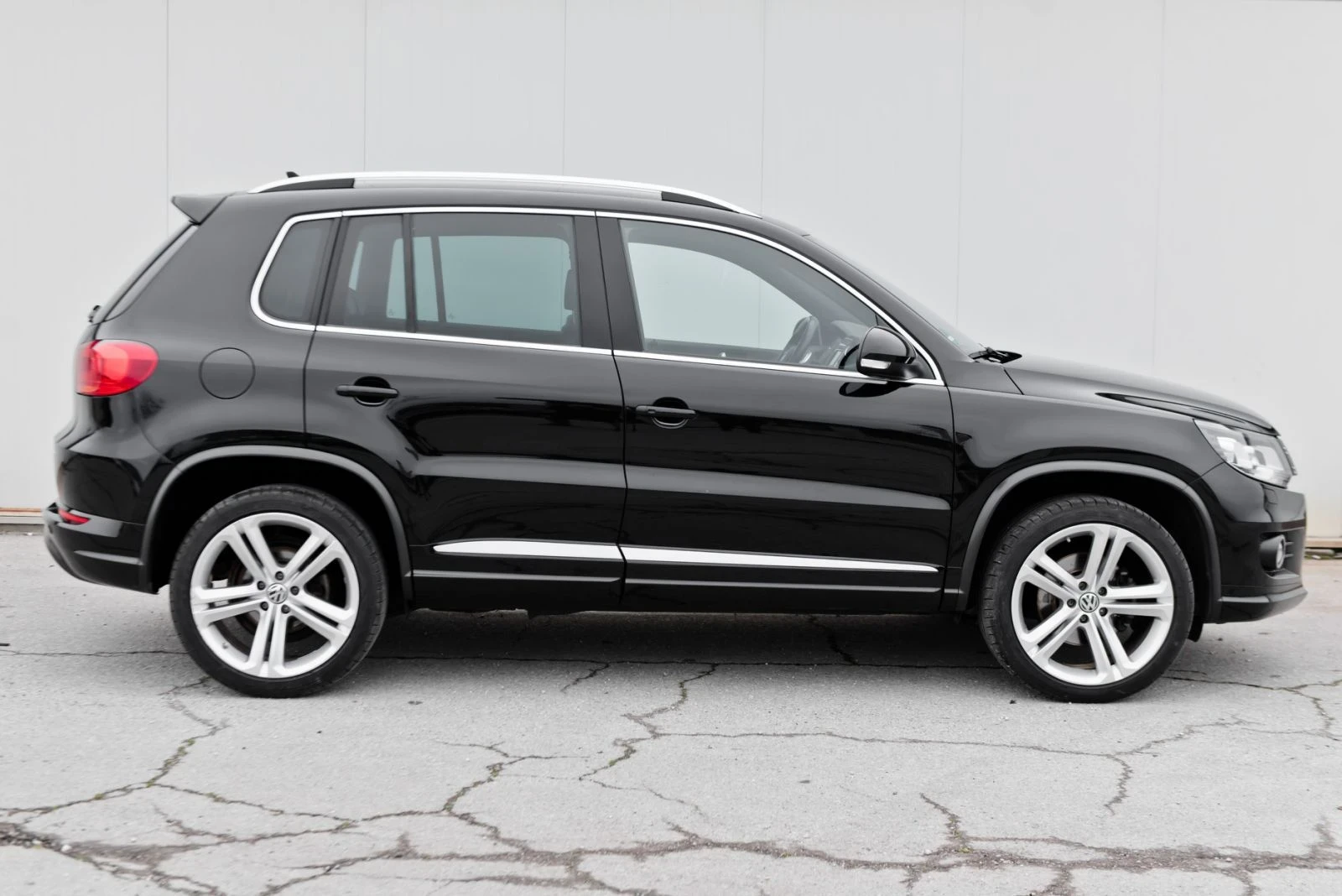 VW Tiguan R-Line 177 hp 4x4, снимка 3 - Автомобили и джипове - 55943839