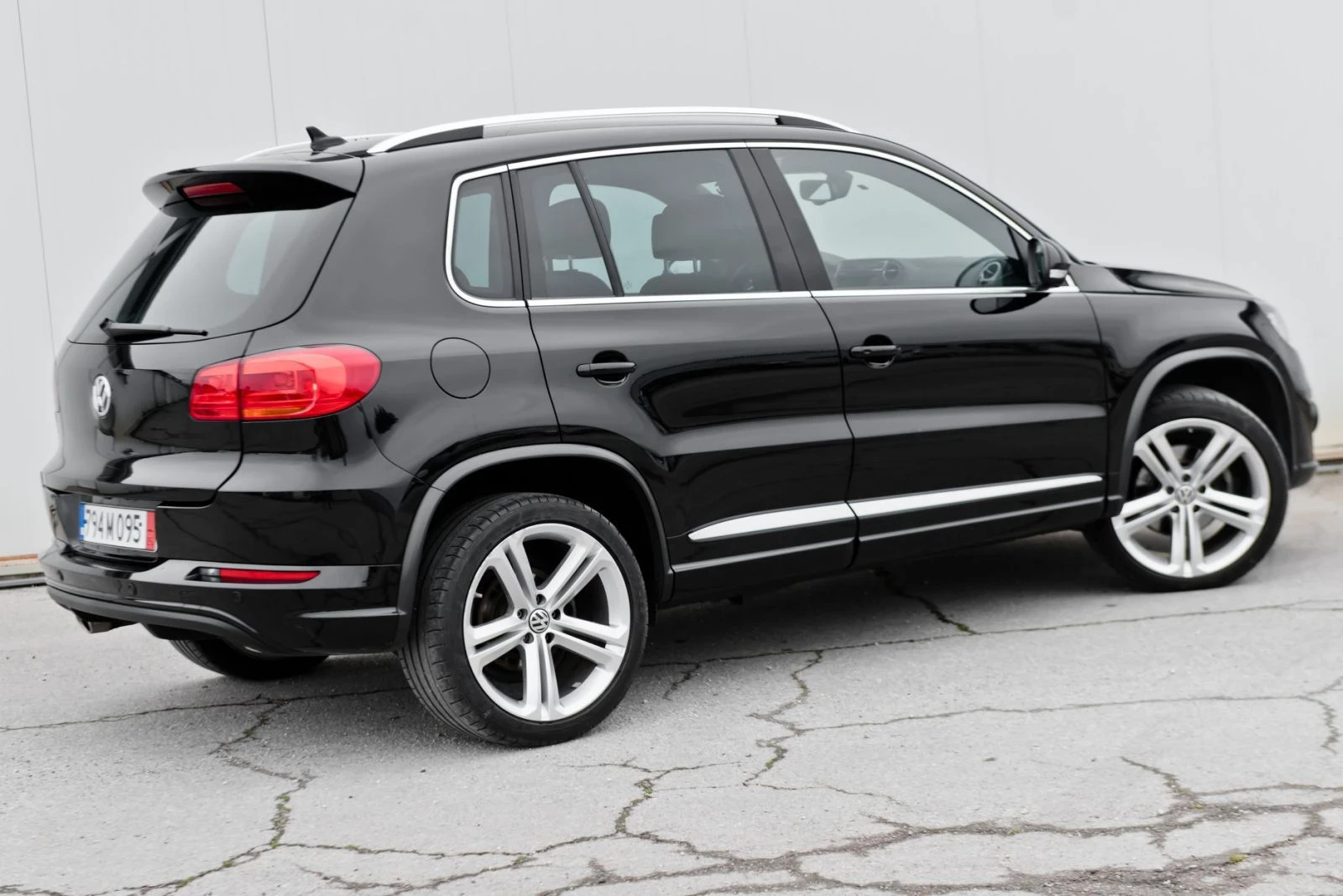 VW Tiguan R-Line 177 hp 4x4, снимка 2 - Автомобили и джипове - 55943839