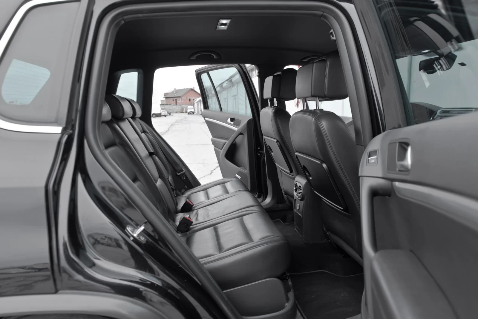 VW Tiguan R-Line 177 hp 4x4, снимка 10 - Автомобили и джипове - 55943839