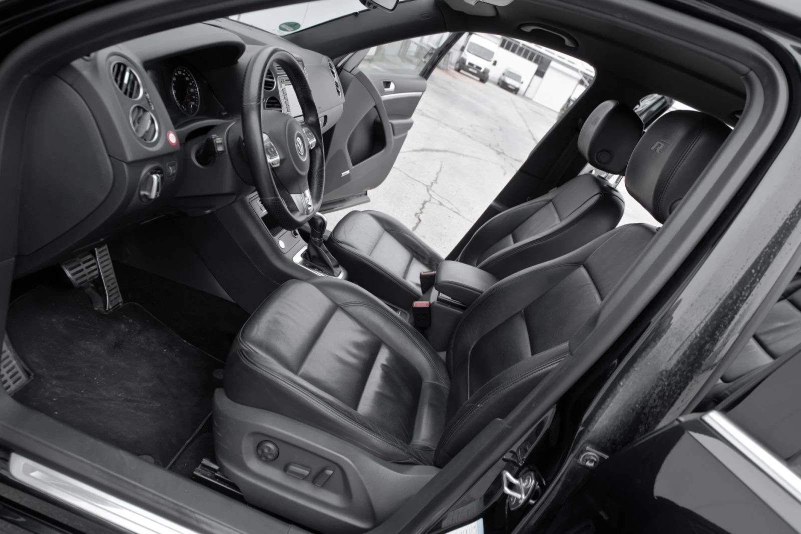 VW Tiguan R-Line 177 hp 4x4, снимка 11 - Автомобили и джипове - 55943839