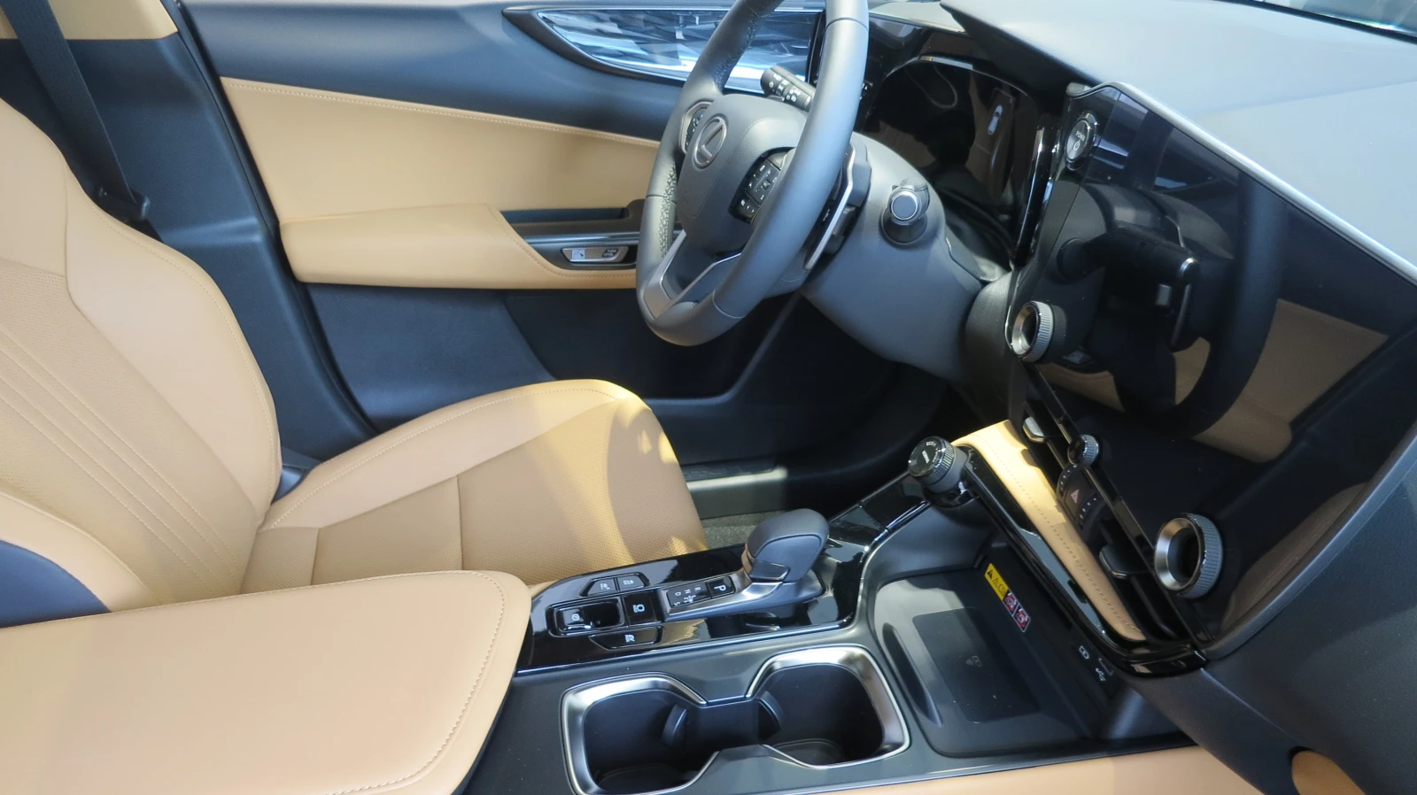 Lexus NX 450h+ AWD �� 370 ����/��� ��� 0 �� 10� �������� | Mobile.bg � ����������� 7
