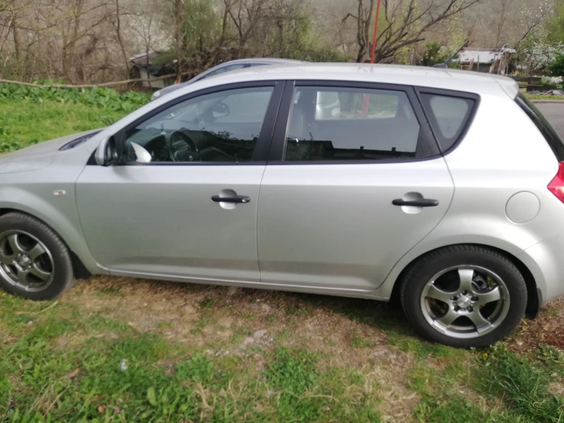 Kia Ceed 1.6 CRDI, снимка 4 - Автомобили и джипове - 48311911