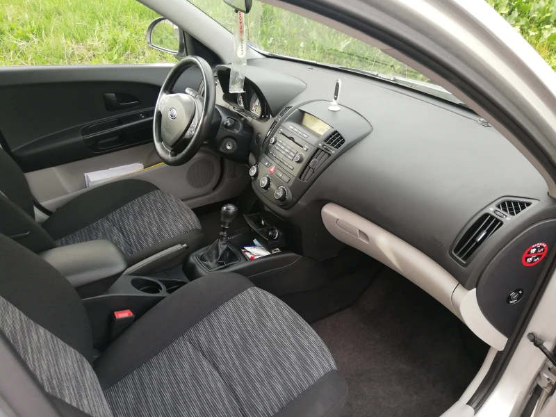 Kia Ceed 1.6 CRDI, снимка 12 - Автомобили и джипове - 48311911