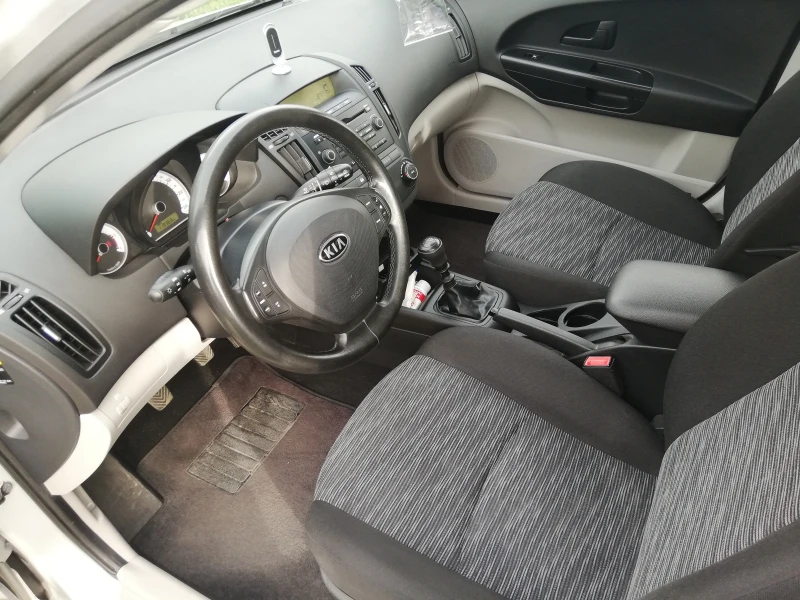 Kia Ceed 1.6 CRDI, снимка 7 - Автомобили и джипове - 48311911