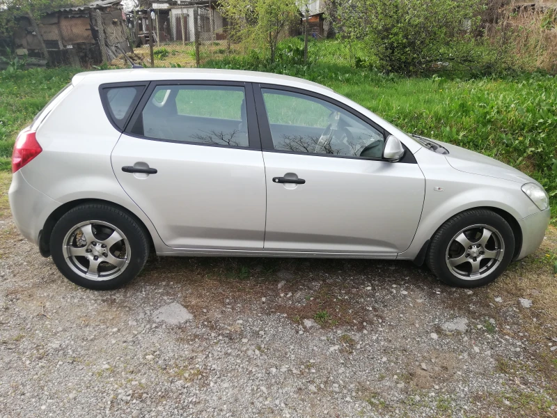 Kia Ceed 1.6 CRDI, снимка 3 - Автомобили и джипове - 48311911