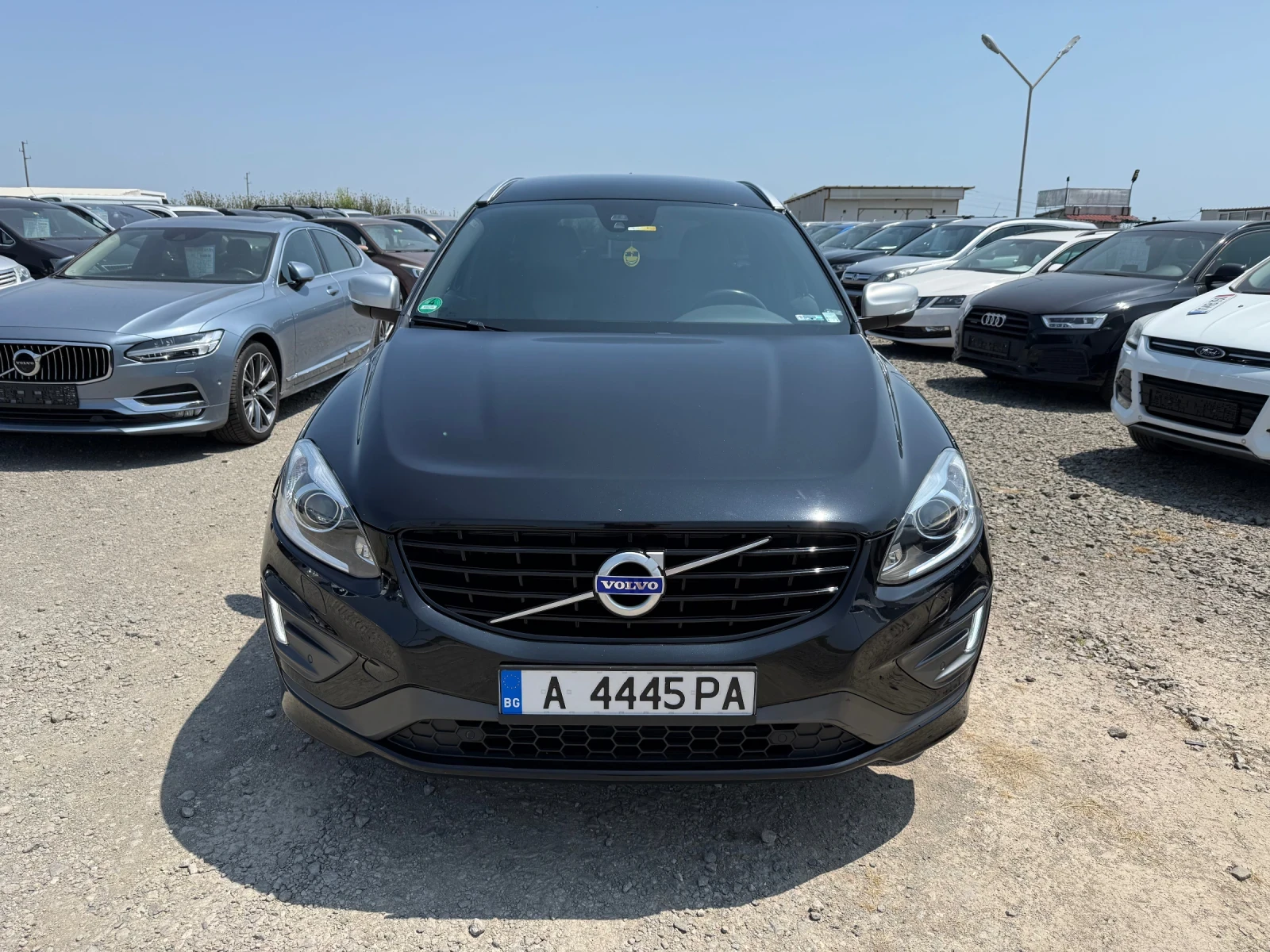 Volvo XC60 2.4D 4x4 R-DESING 190ks 121000km - изображение 2