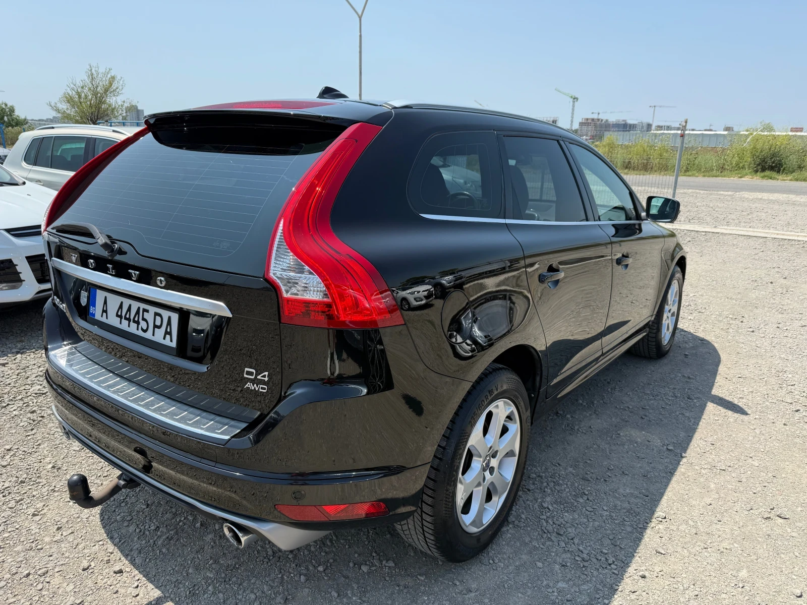 Volvo XC60 2.4D 4x4 R-DESING 190ks 121000km - изображение 4