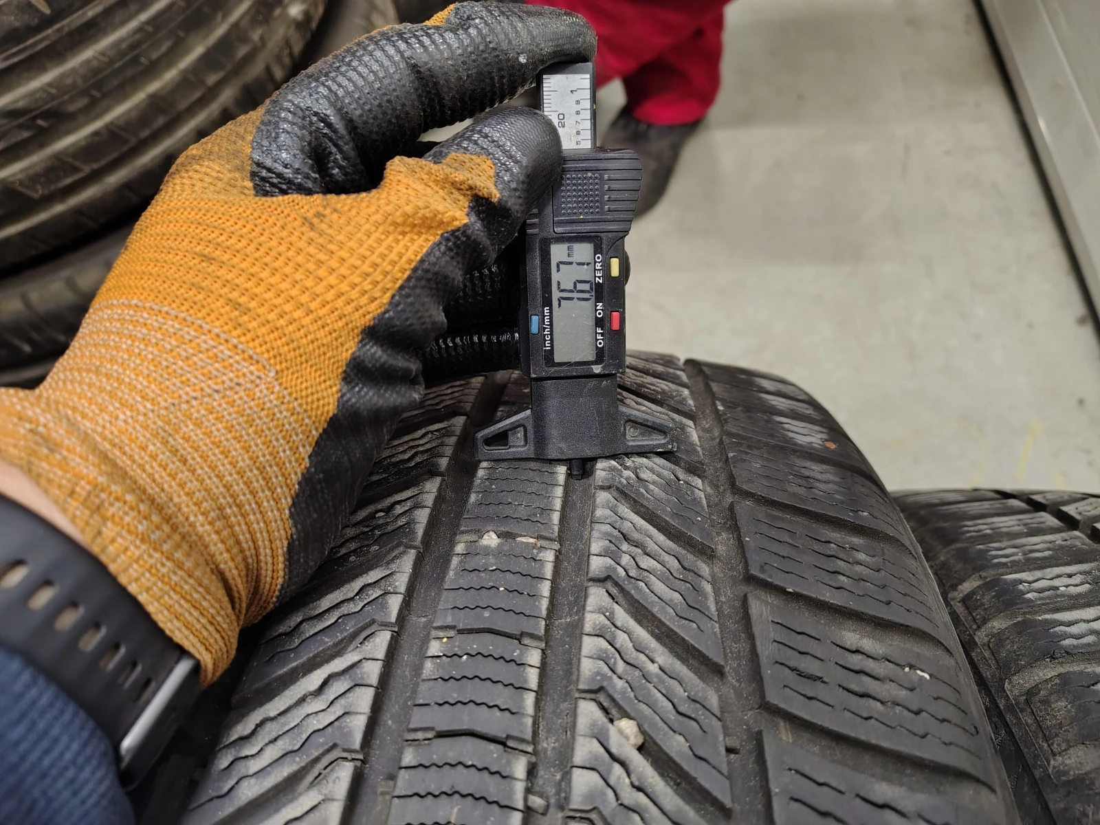 Гуми Зимни 255/40R20, снимка 3 - Гуми и джанти - 53941486