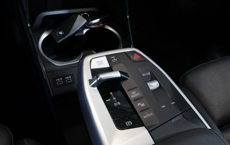 BMW iX1 30XD/HUD/H&K/360/PANO/LED/KEY/MEMO, снимка 12 - Автомобили и джипове - 53299720