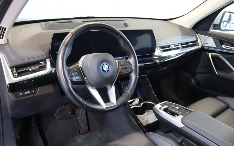 BMW iX1 30XD/HUD/H&K/360/PANO/LED/KEY/MEMO, снимка 7 - Автомобили и джипове - 53299720
