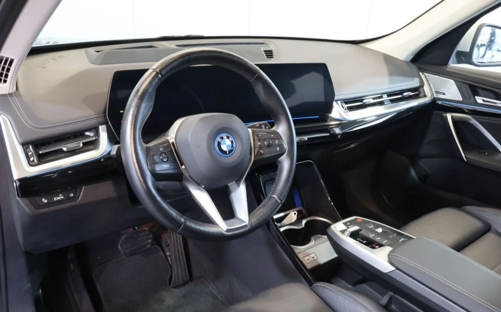 BMW iX1 30XD/HUD/H&K/360/PANO/LED/KEY/MEMO - изображение 7