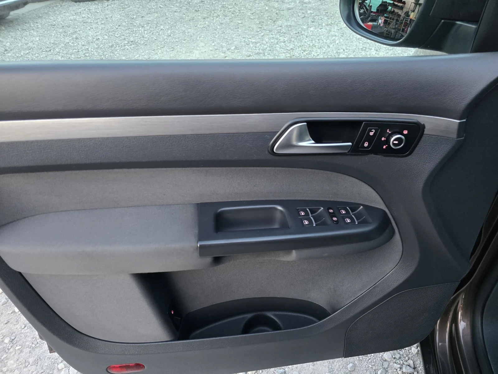 VW Touran 1.6TDI H-LINE DSG, снимка 14 - Автомобили и джипове - 53879585