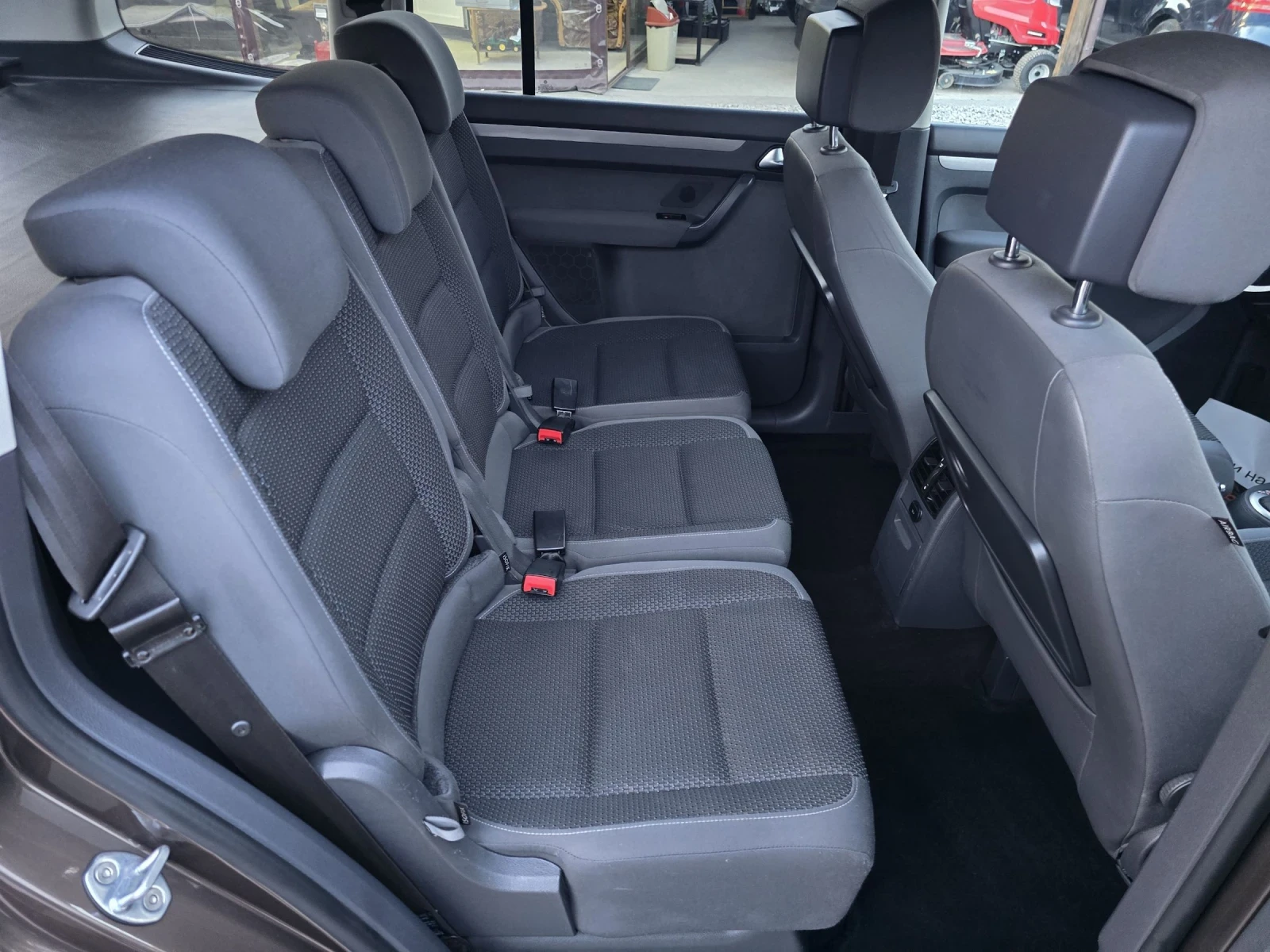 VW Touran 1.6TDI H-LINE DSG, снимка 9 - Автомобили и джипове - 53879585