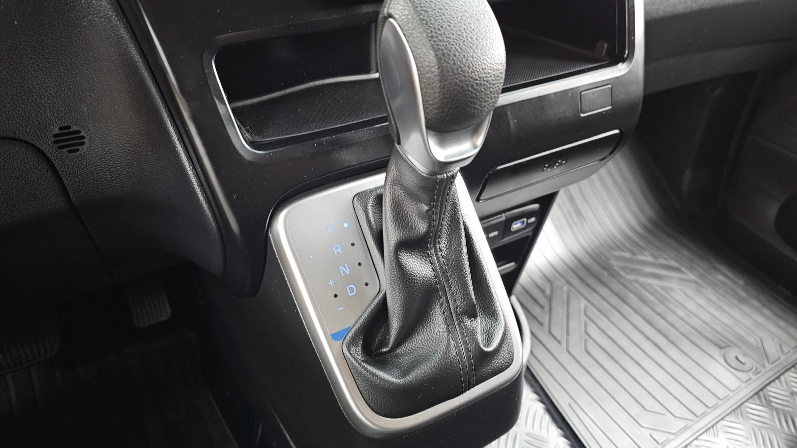 Hyundai Staria Cargo* BLIND SPOT* КРАЙНА ЦЕНА, снимка 9 - Автомобили и джипове - 55367057