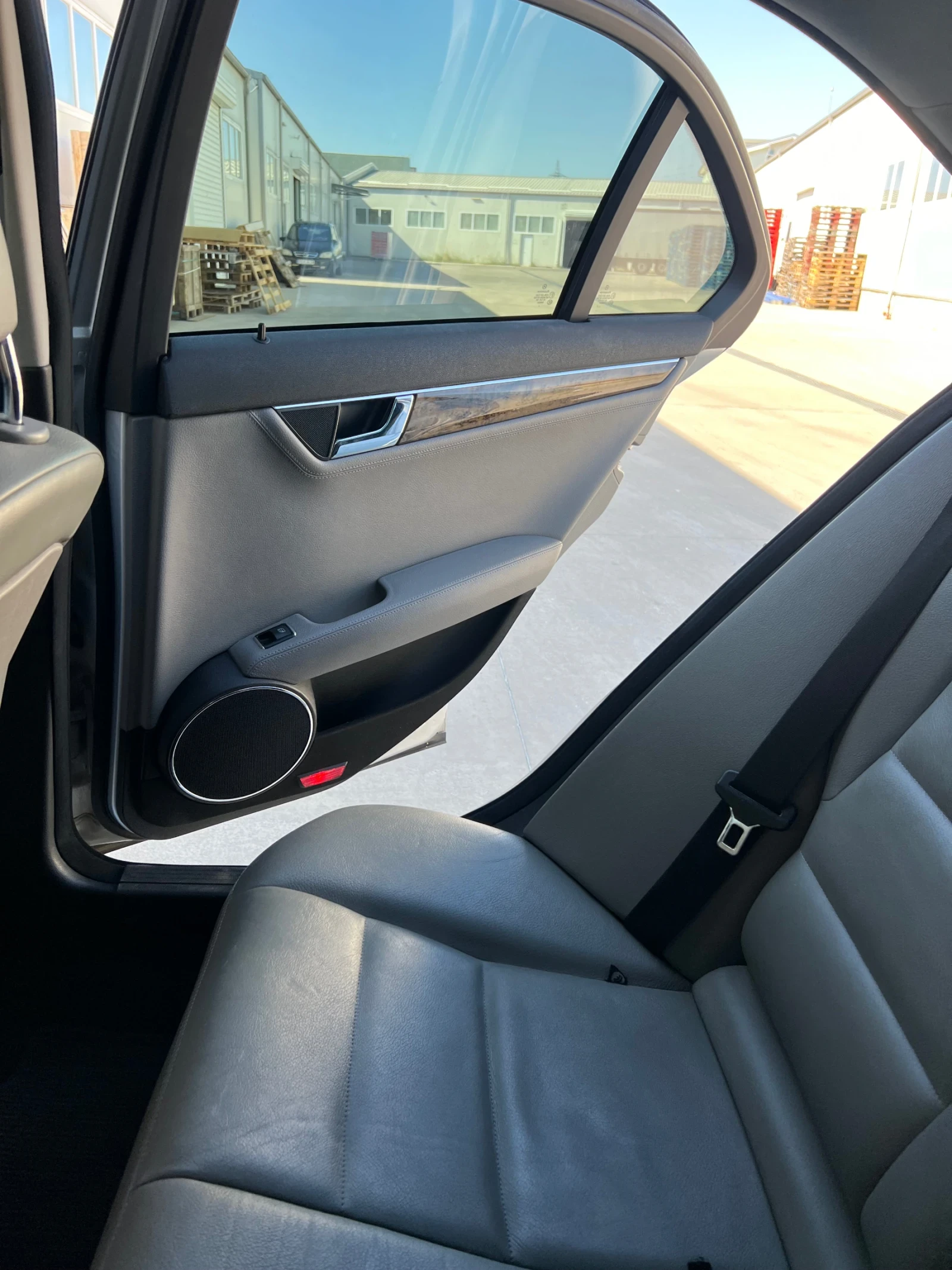 Mercedes-Benz C 320, снимка 6 - Автомобили и джипове - 56249046