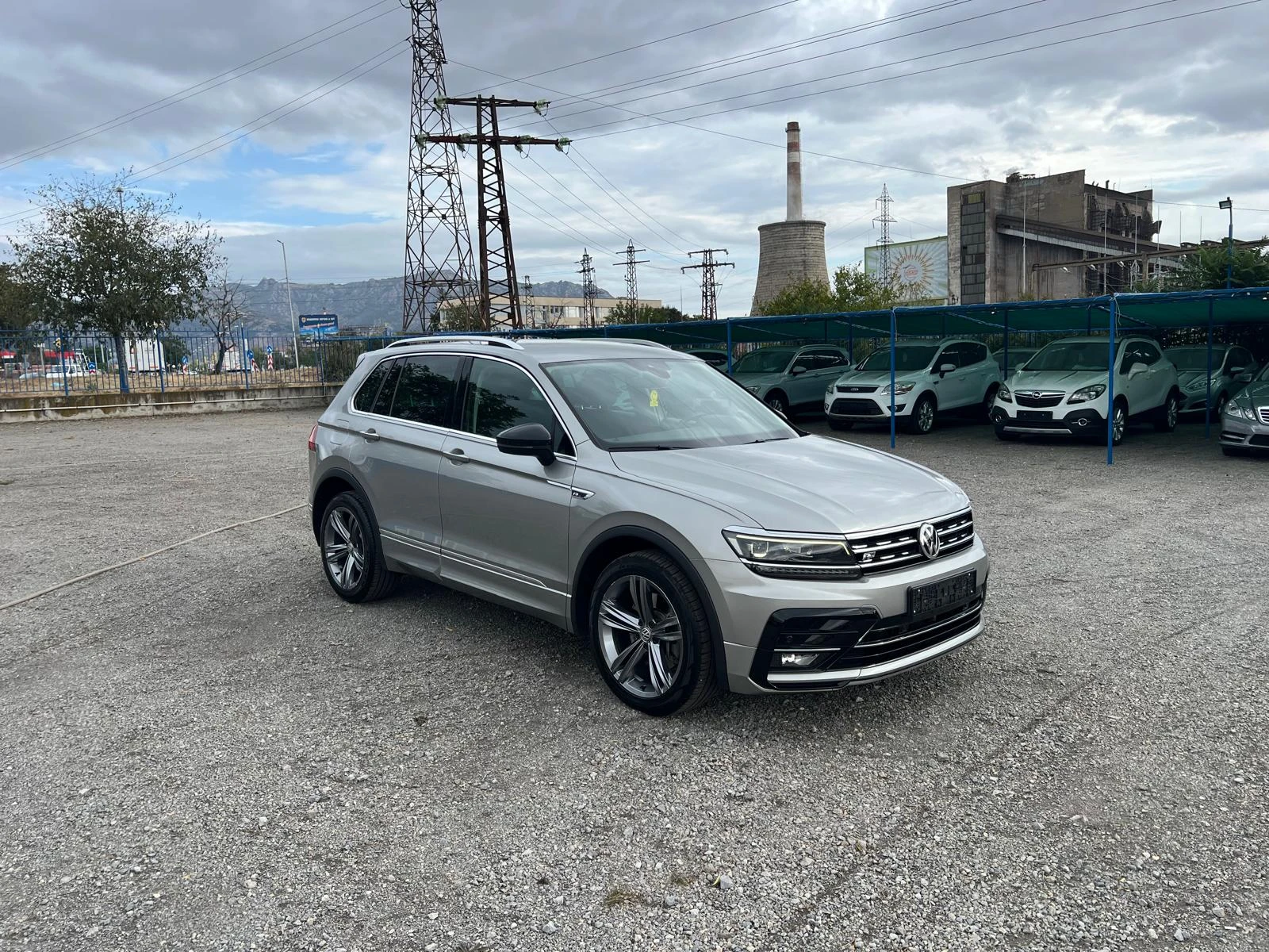 VW Tiguan R-Line 240HP 4X4 2, 0TDi НАПЪЛНО ОБЛУЖЕН - изображение 3
