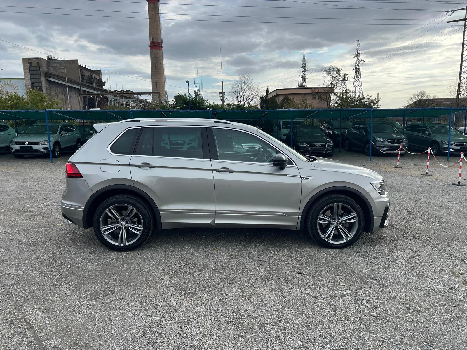 VW Tiguan R-Line 240HP 4X4 2, 0TDi НАПЪЛНО ОБЛУЖЕН - изображение 4