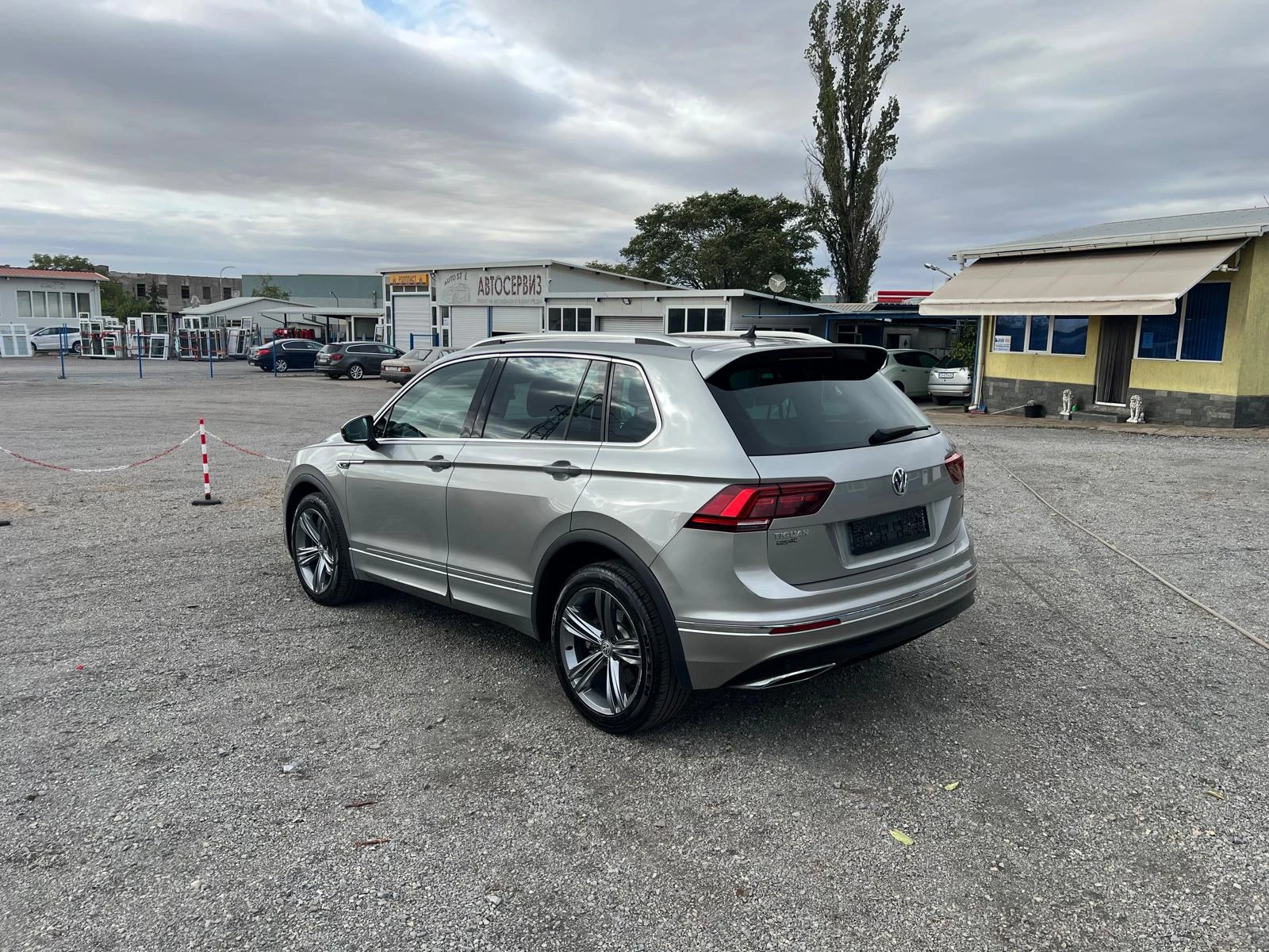 VW Tiguan R-Line 240HP 4X4 2, 0TDi НАПЪЛНО ОБЛУЖЕН - изображение 7