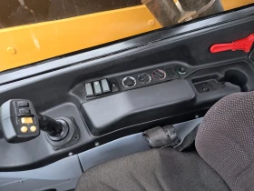 Телескопични товарачи Caterpillar TH407 C, снимка 17