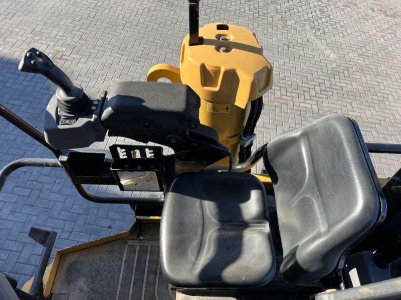 Асфалтополагаща машина Друга марка CATERPILLAR, снимка 8 - Индустриална техника - 47922275