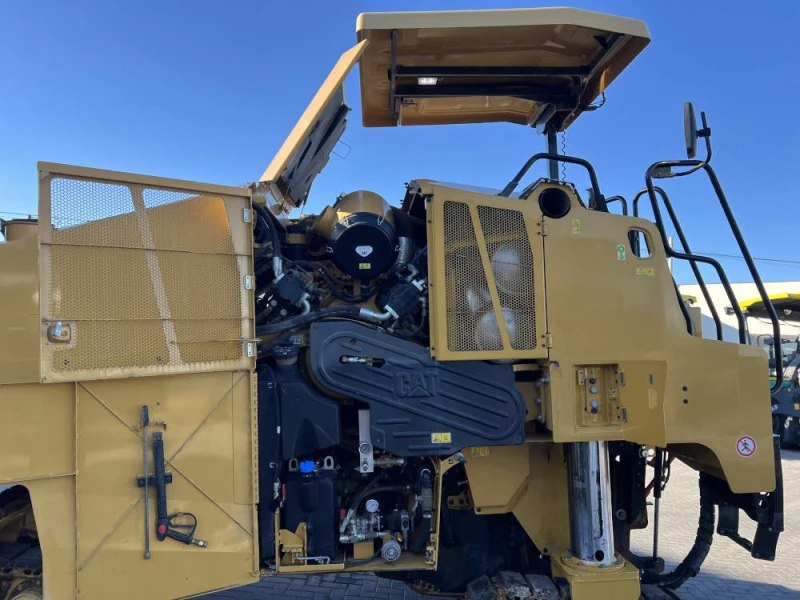 Асфалтополагаща машина Друга марка CATERPILLAR, снимка 9 - Индустриална техника - 47922275